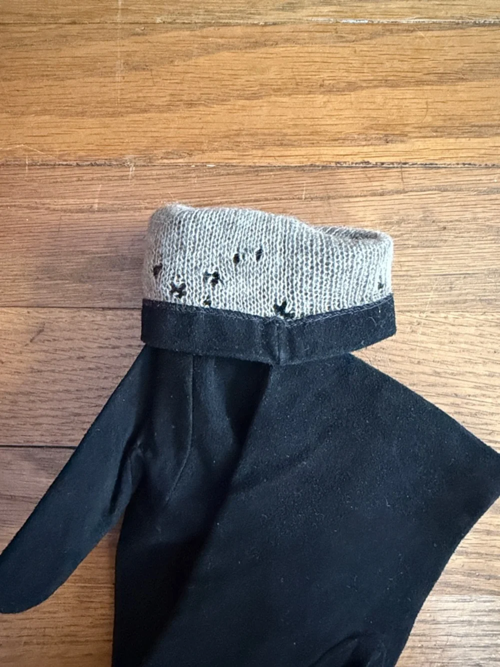 🧤Lord & Taylor black suede gloves. Size 7.5. NWT.